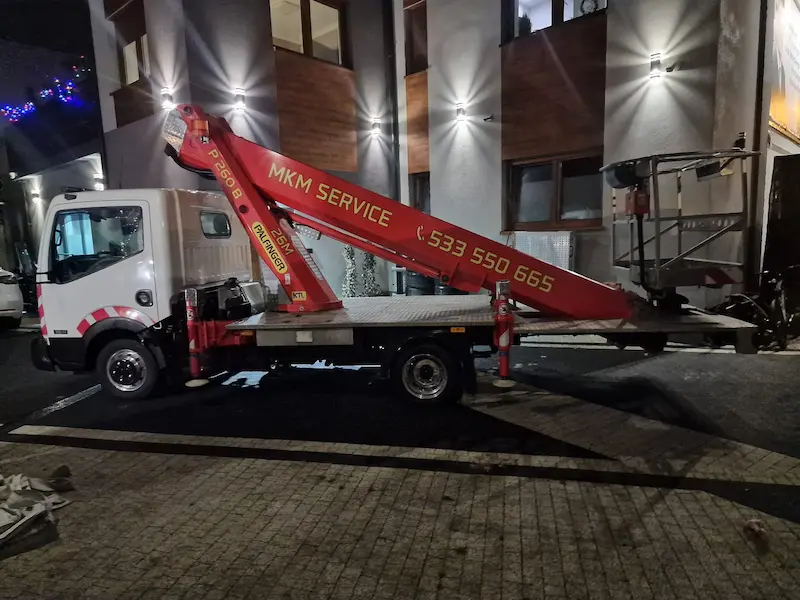 Operator MKM Service na podnośniku koszowym